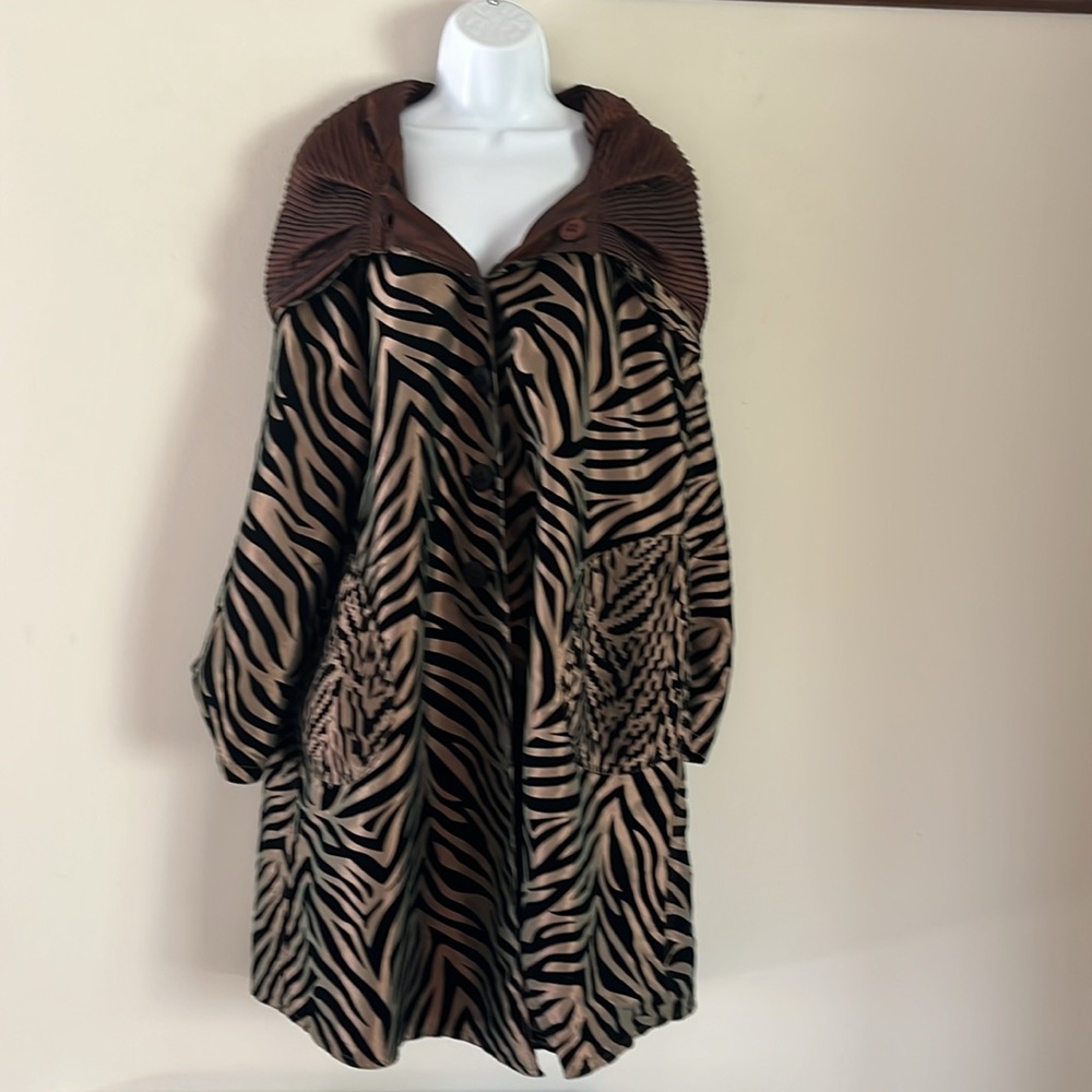 UbU REVERSIBLE RAINCOAT -Gold & black Zebra Stripes/Dark Brown M